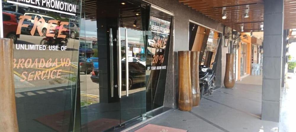 T Hotel Johor Bahru Скудай Екстер'єр фото